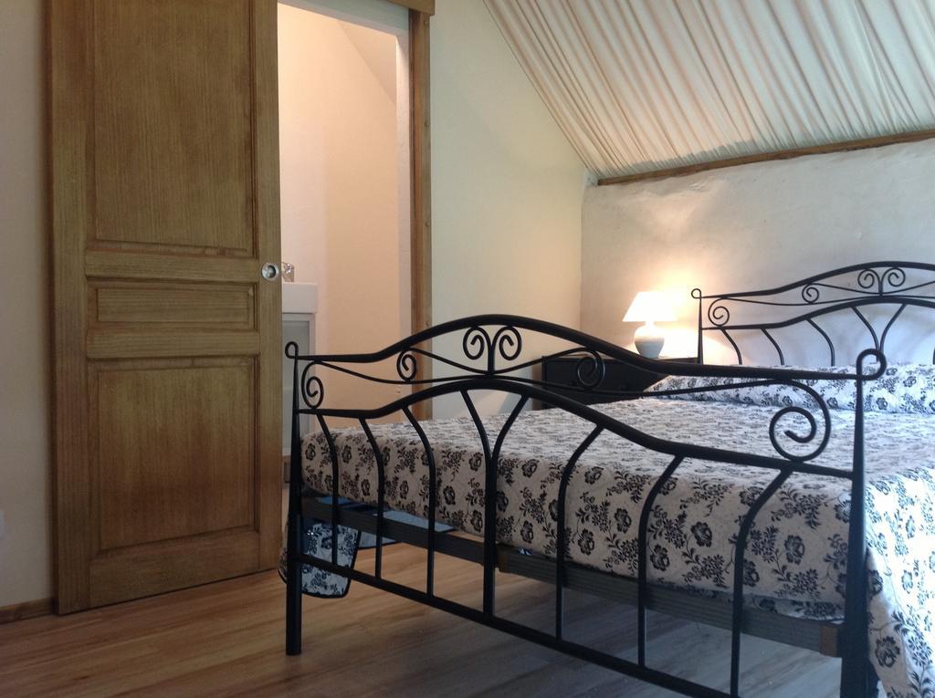 Bed and Breakfast TheSecretGarden-France Saint-Pierre-du-Lorouër Habitación foto