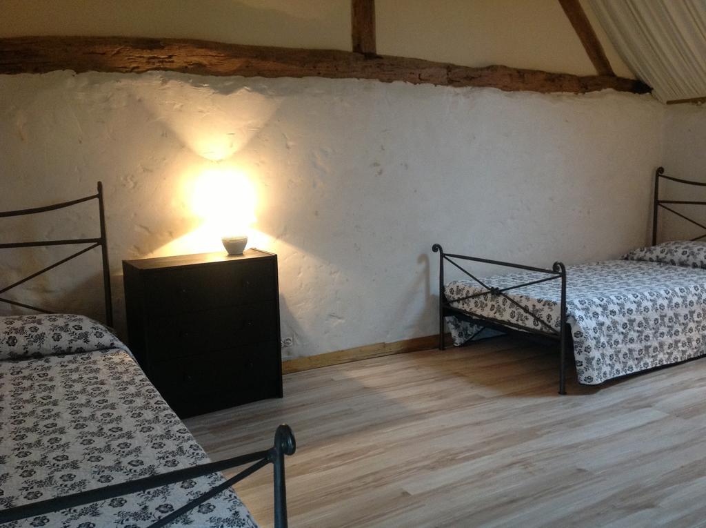 Bed and Breakfast TheSecretGarden-France Saint-Pierre-du-Lorouër Habitación foto